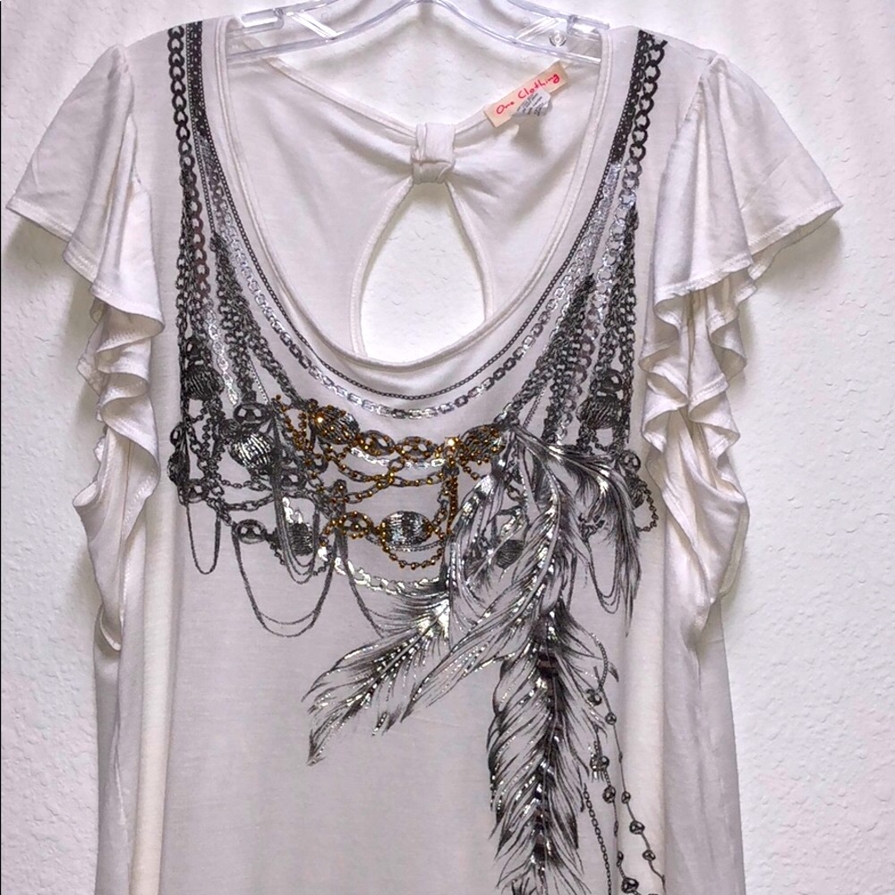 🦋White tee with amazing details
